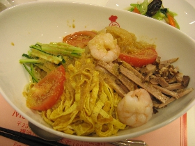 「中華冷麺」。胡麻のたっぷり入ったタレに
彩りの食材が沢山使われています。